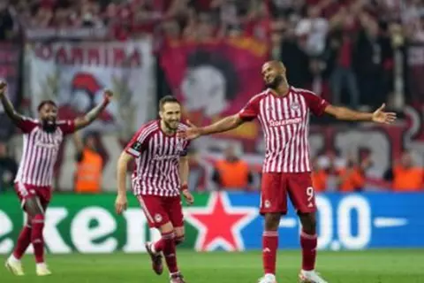 الكعبي يكتب التاريخ.. أول أهدافه في دوري أبطال أوروبا أمام برشلونة